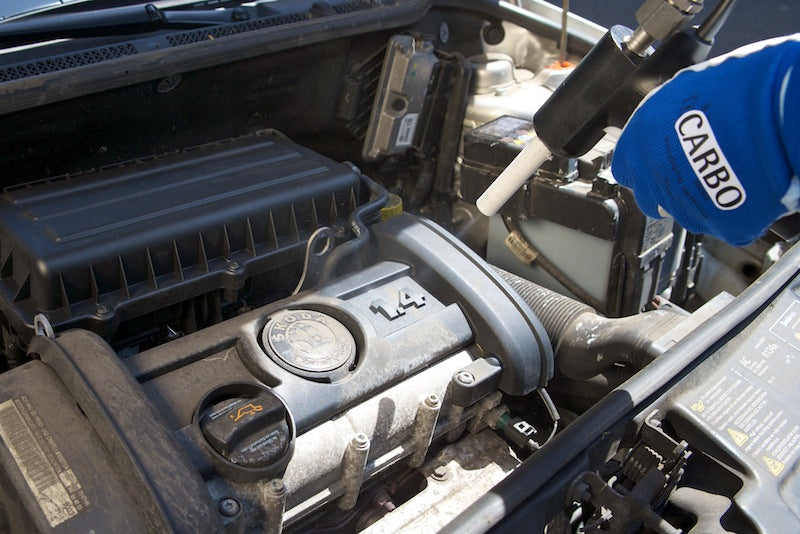Trockeneisstrahlen am Auto im Motorraum mit CARBO Trockeneis-Pellets