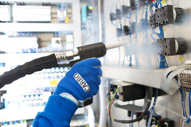 Trockeneisstrahlen an elektrischen Komponenten einer Industrieanlage mit CARBO Trockeneis-Pellets