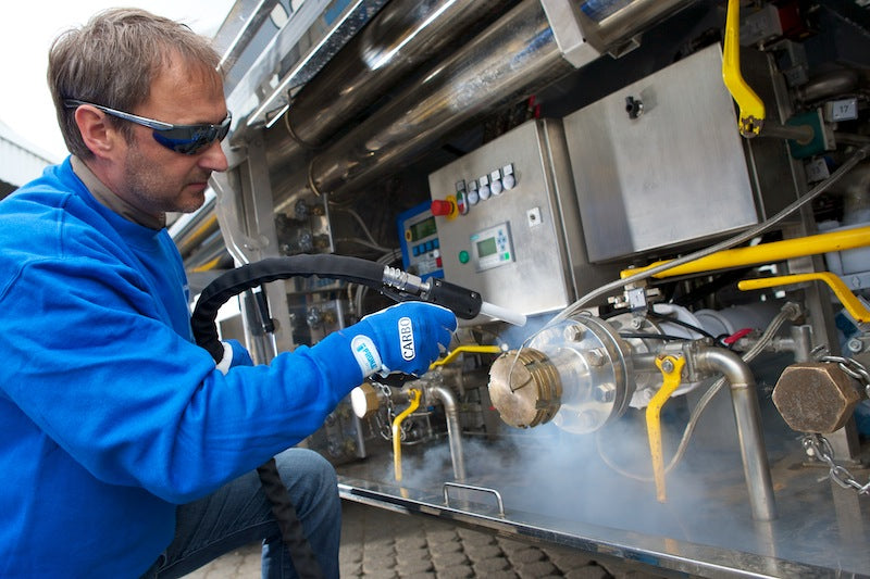 CARBO Mitarbeiter beim Trockeneisstrahlen an einer Industrieanlage mit Trockeneis-Pellets